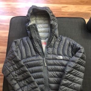 Dark grey puffer north face jacket